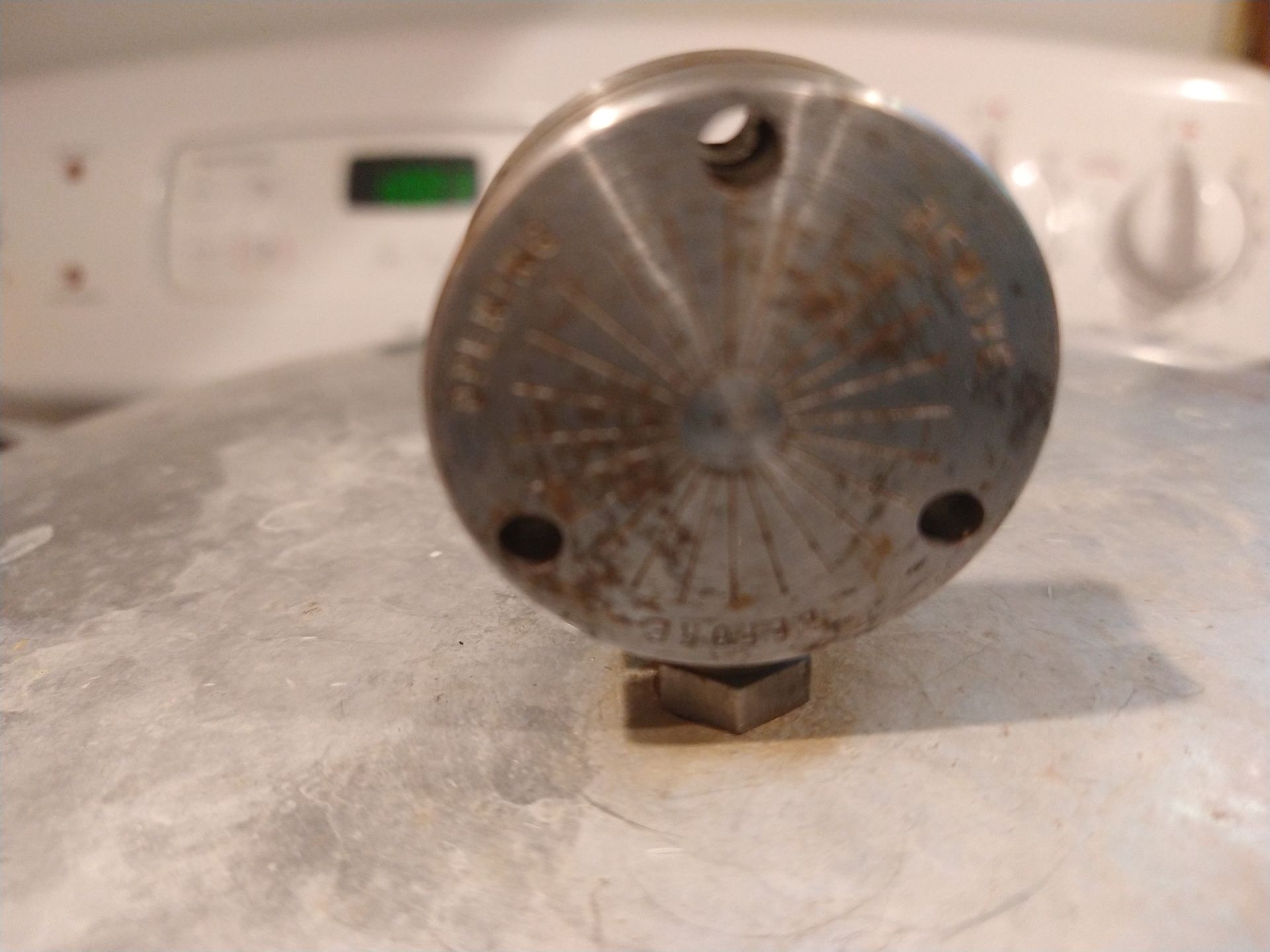 Pressure gauge on top of cooker