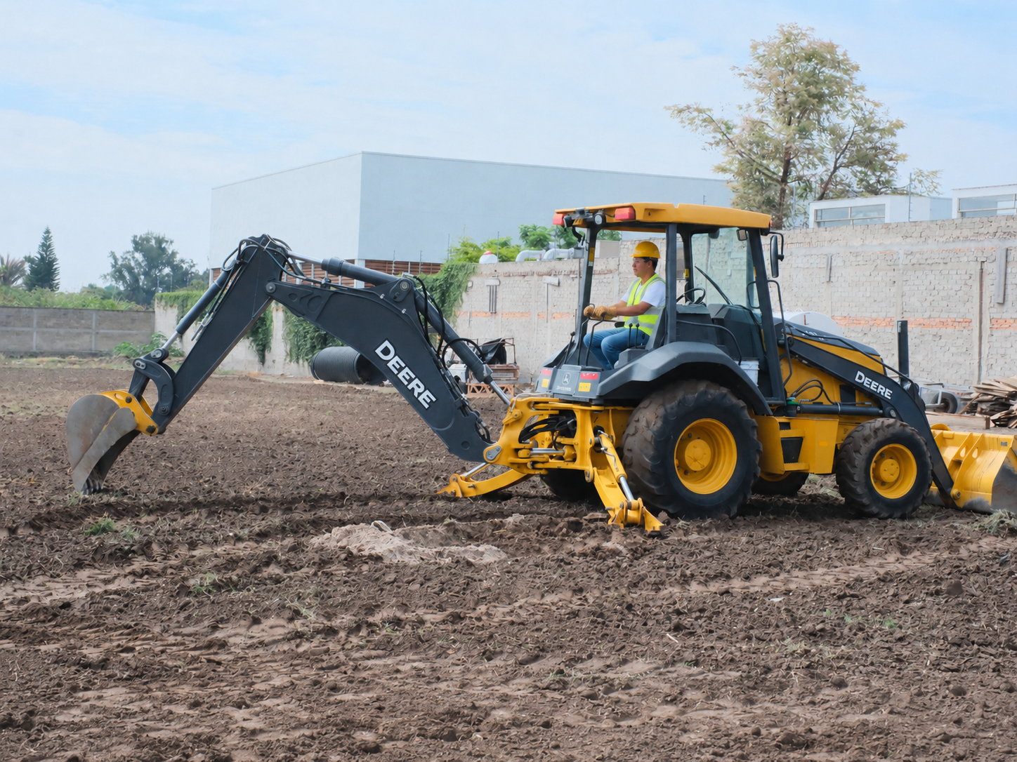 Excavaci&oacute;n con maquinaria pesada en obra