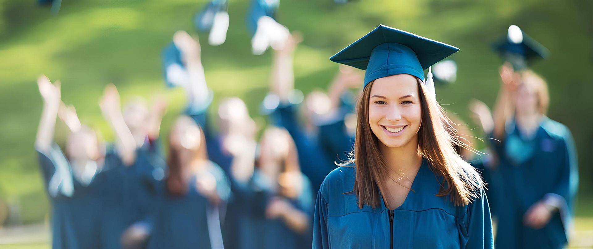 Una mujer con toga y birrete de graduación abraza a otra mujer con un diploma.