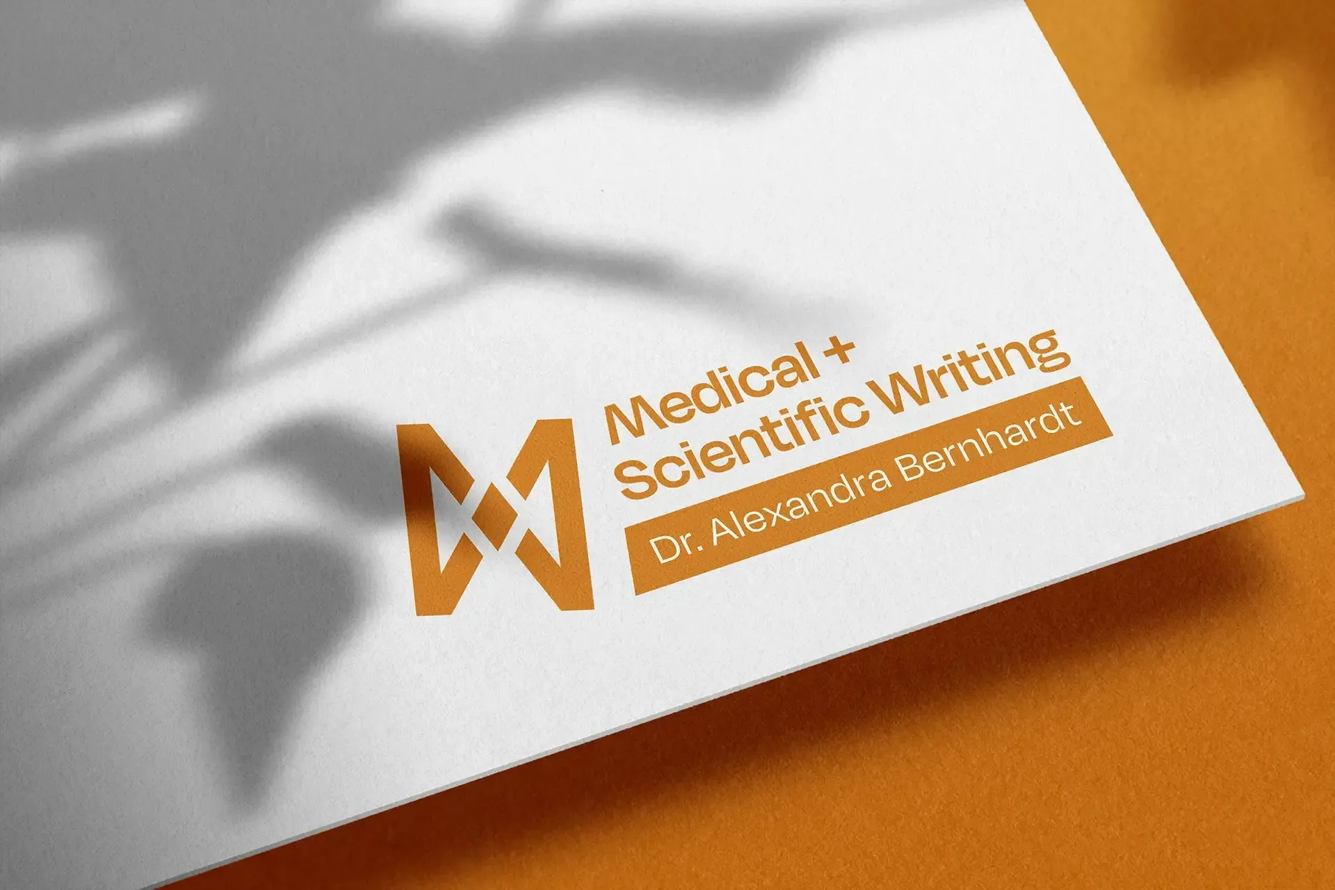 Ein Stück Papier mit der Aufschrift mit dem Logo Medical + Scientific Writing