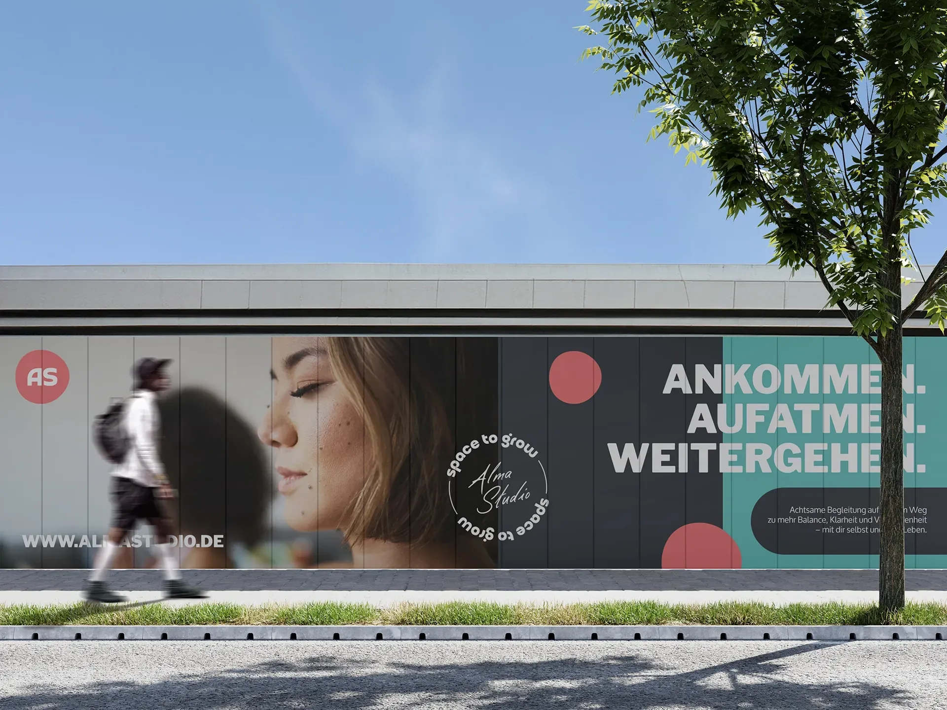 Eine Werbetafel mit dem Gesicht einer Frau und Text, die an einem sonnigen Tag hinter einem vorbeigehenden Fußgänger zu sehen ist.