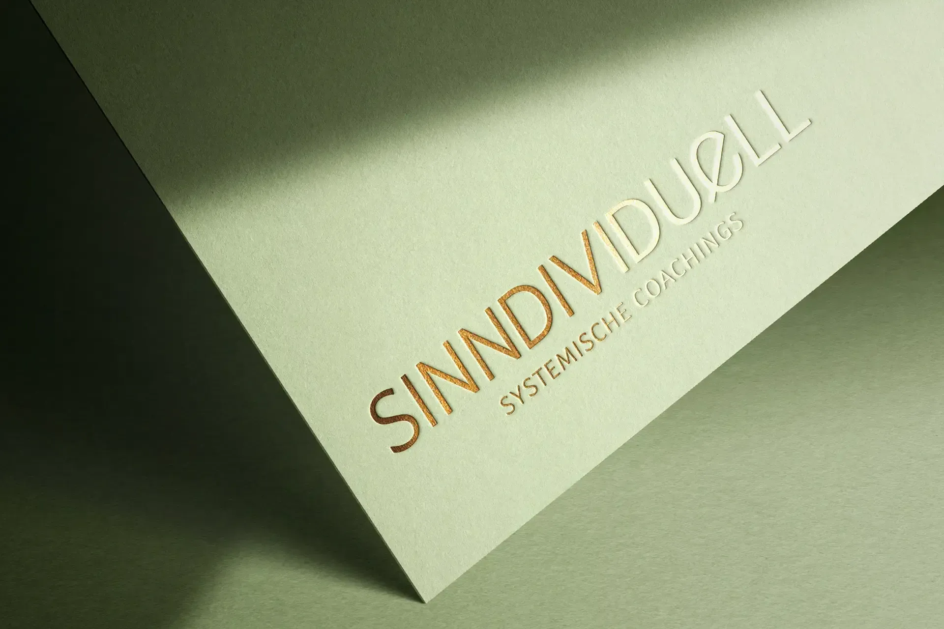 Ein Stück Papier mit dem Wort „sinindividuell“ darauf