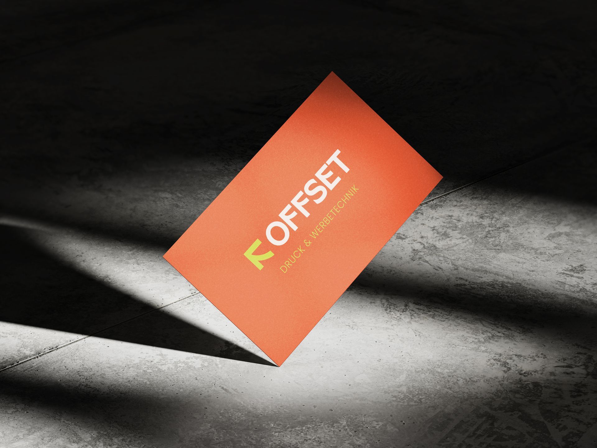 Eine orangefarbene Visitenkarte mit dem Wort „Offset“ darauf