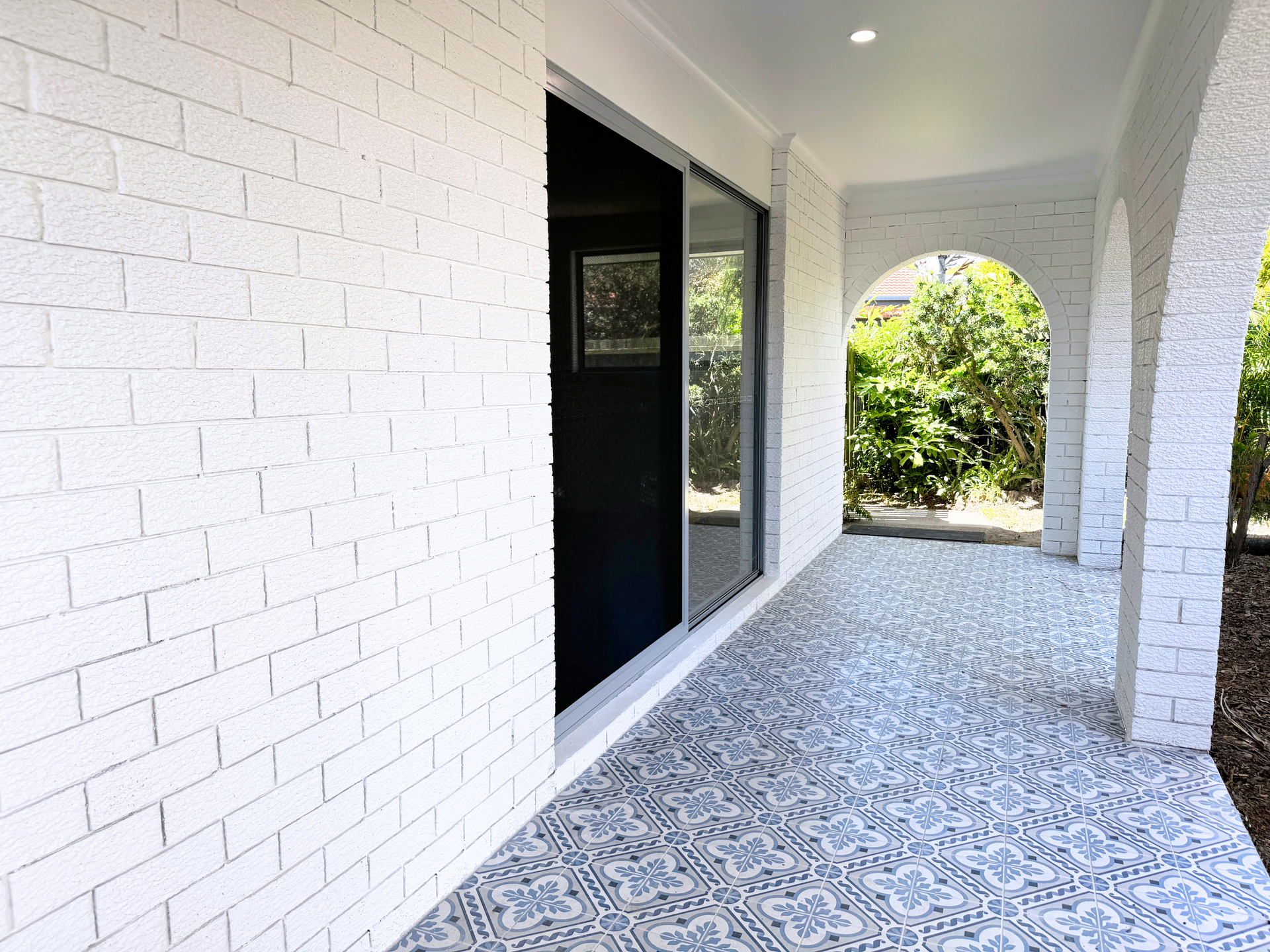 White Brick House With Arches— Nyblad Construction in Caloundra West, QLD
