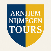 Arnhem Nijmegen Tours-logo op een blauw-goud schild met witte tekst
