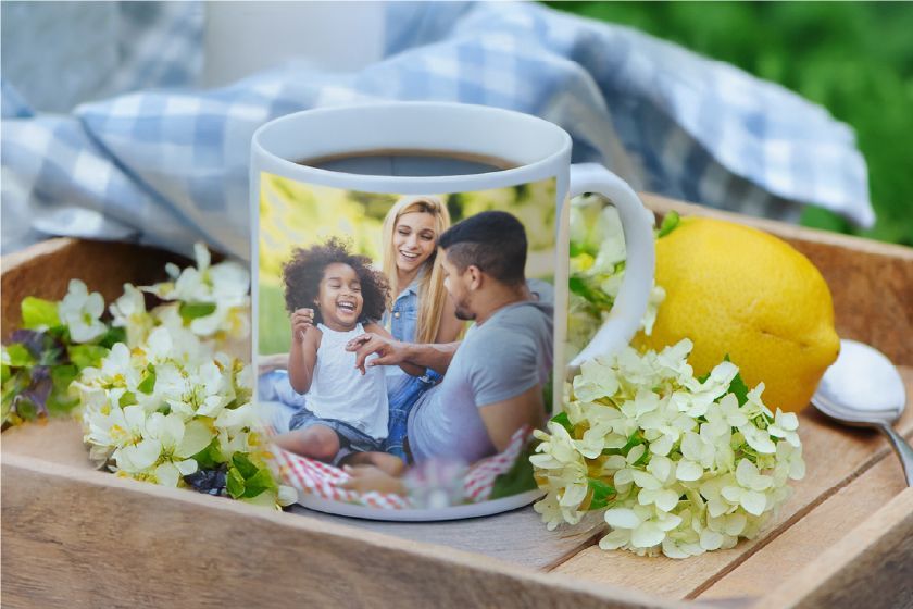 Une tasse à café blanche avec une photo d'un homme et d'une femme dessus