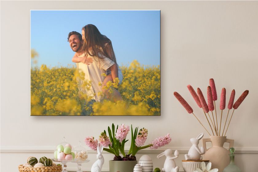 Tableau sur toile sur un mur avec deux personnes marchant sur la plage au coucher du soleil