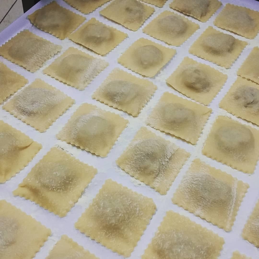 Un mucchio di ravioli sono appoggiati su un tavolo