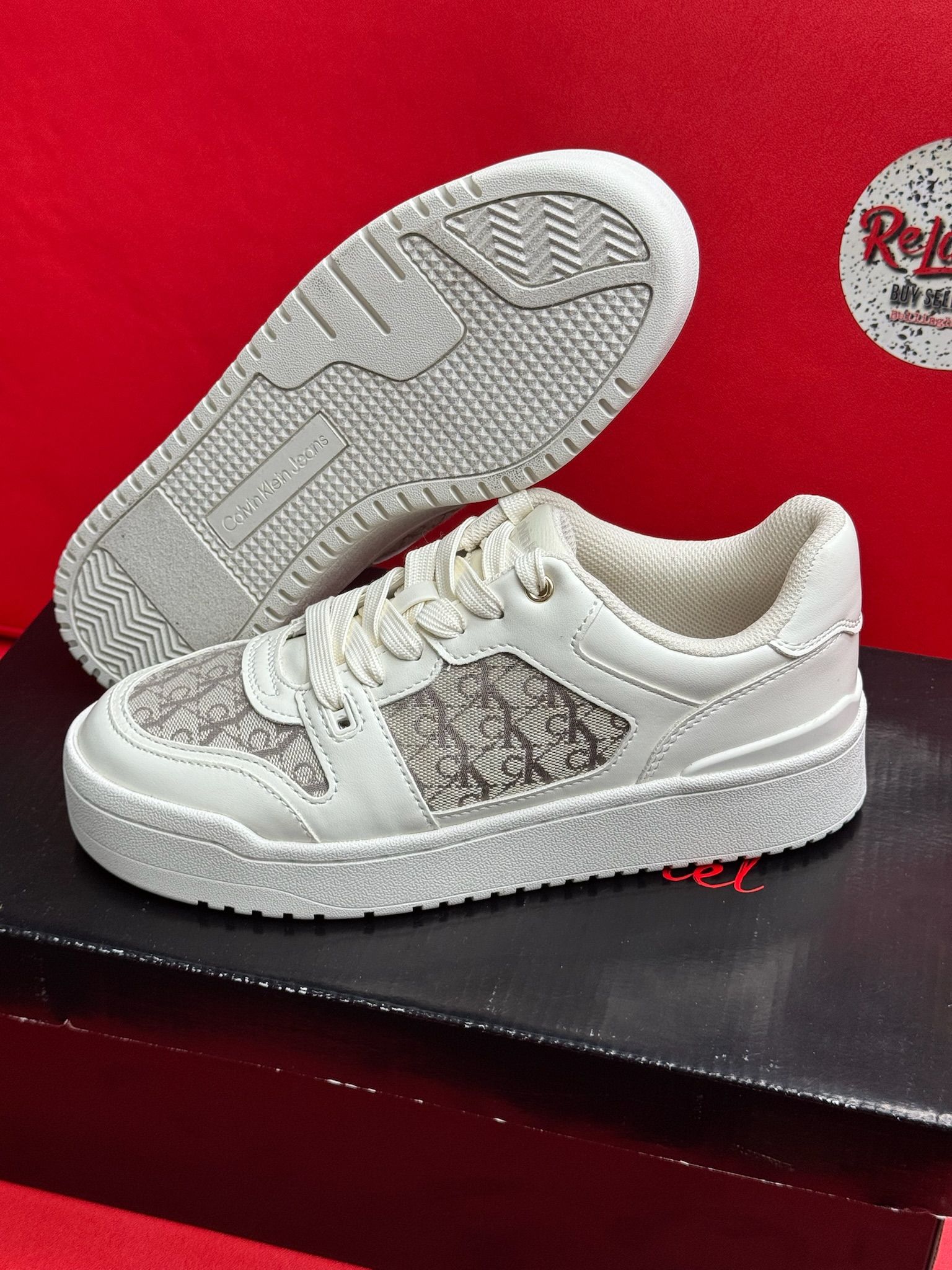 7.5M Calvin Klein Logo White Grey