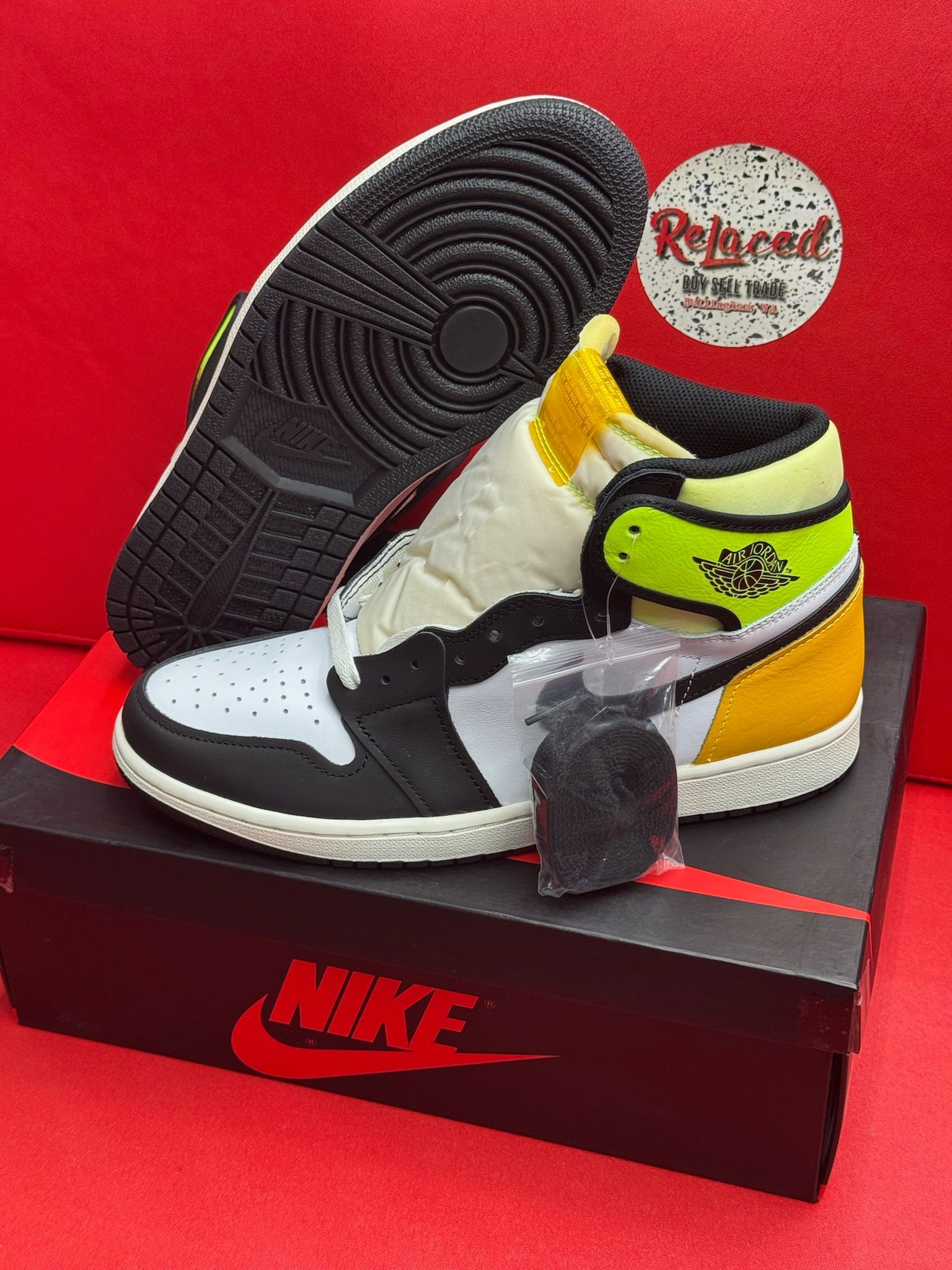10M Jordan 1 Retro high White Black Volt Univ Gold