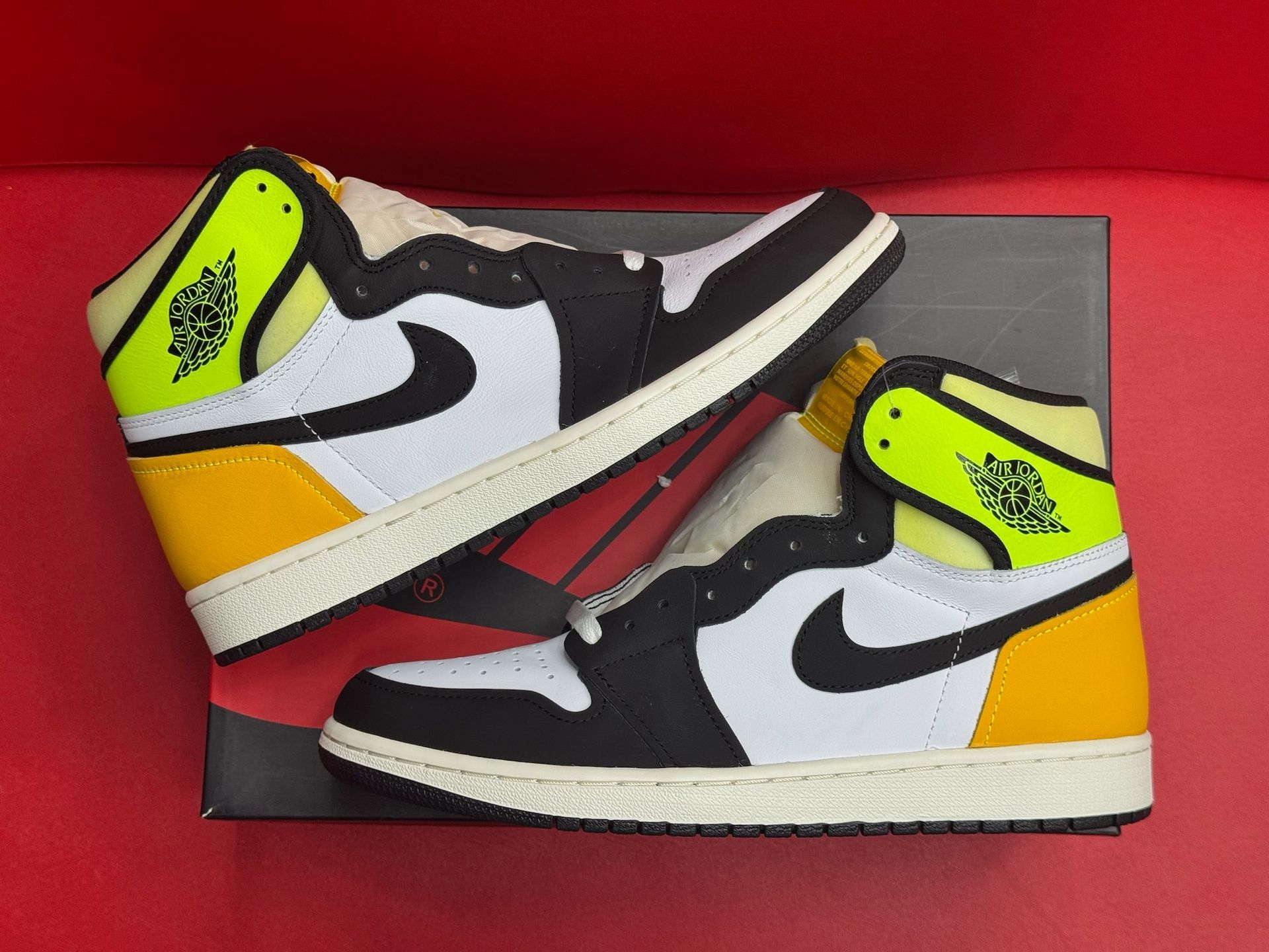 10M Jordan 1 Retro high White Black Volt Univ Gold