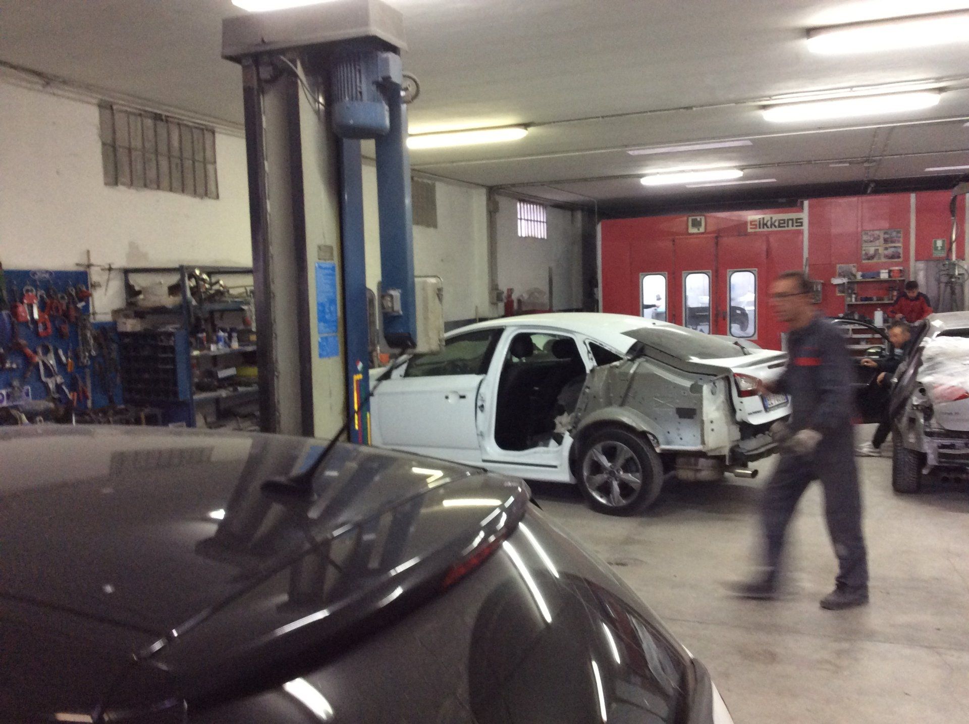 operai a lavoro su carrozzerie auto