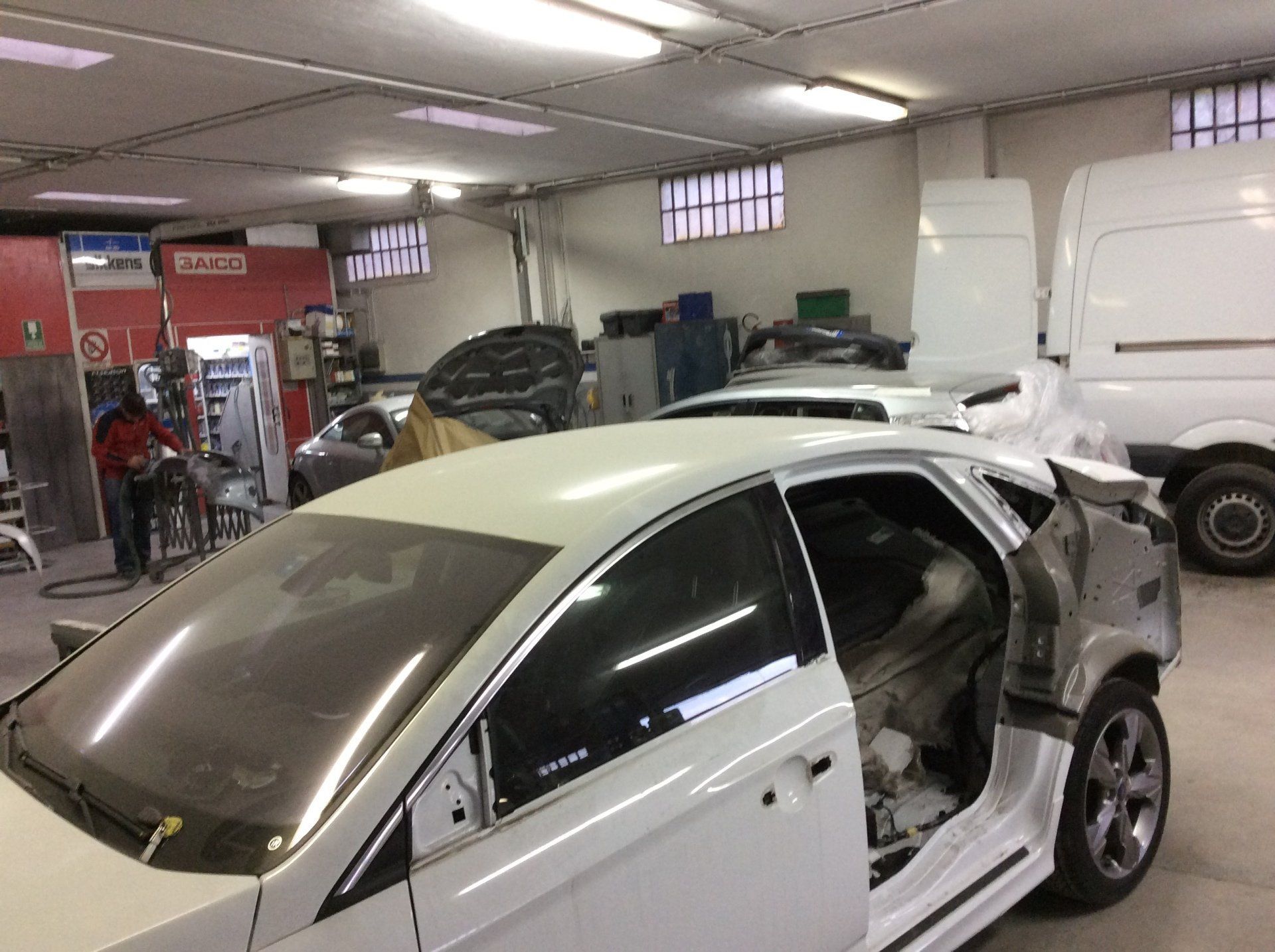 auto bianca in riparazione