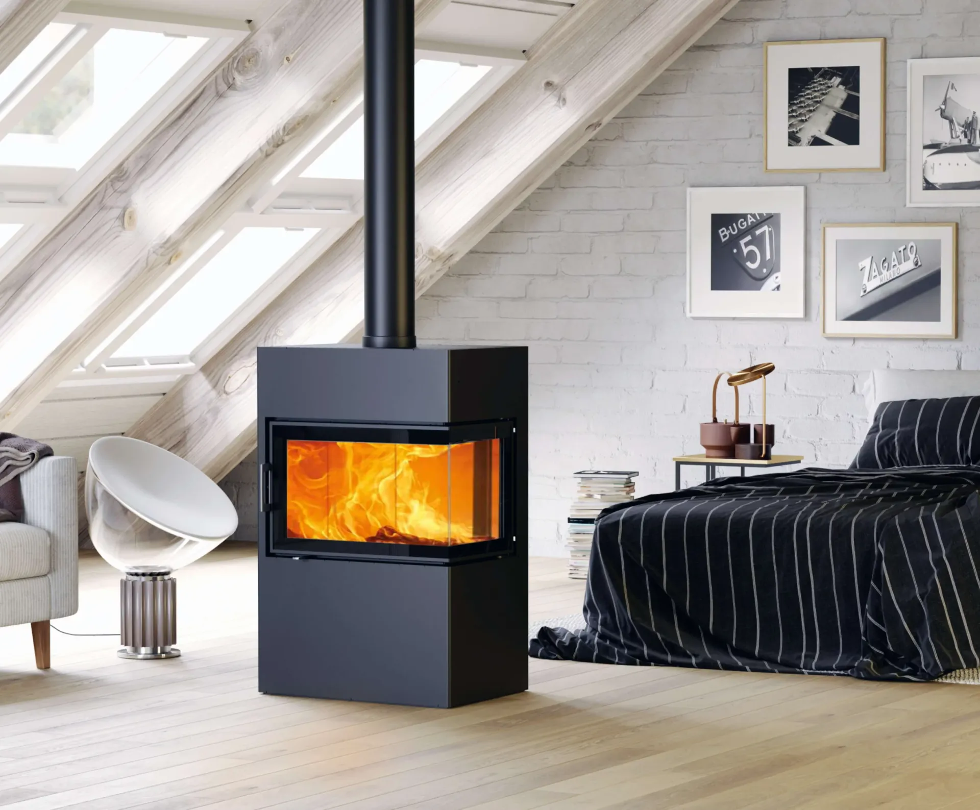 Modernes Wohnzimmer mit schwarzem Holzofen, orangefarbenem Kaminfeuer, schrägen Dachfenstern und einem gestreiften Sofa