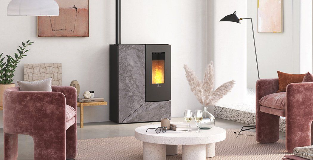 Modernes Wohnzimmer mit grauem Ofen, lilafarbenen Stühlen, weißem Couchtisch und Stehlampe