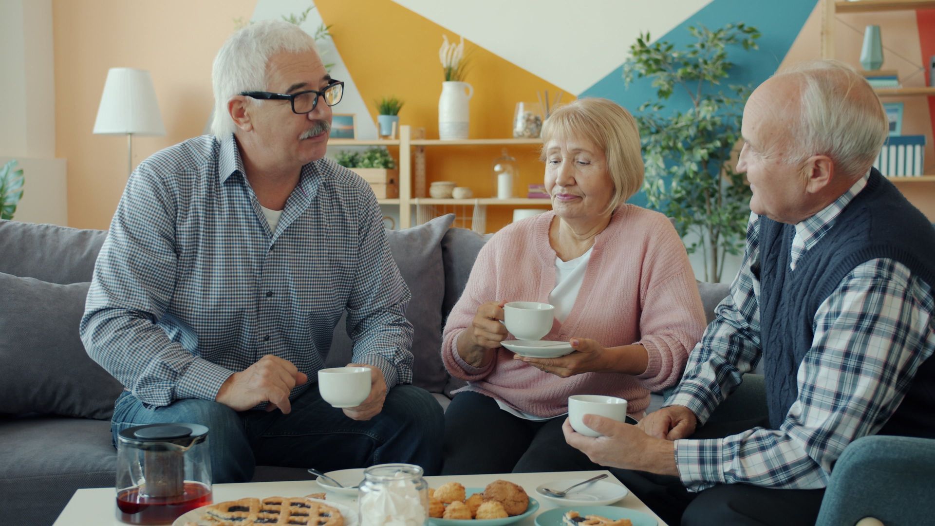 Ouderen genieten samen van koffie en gezelschap