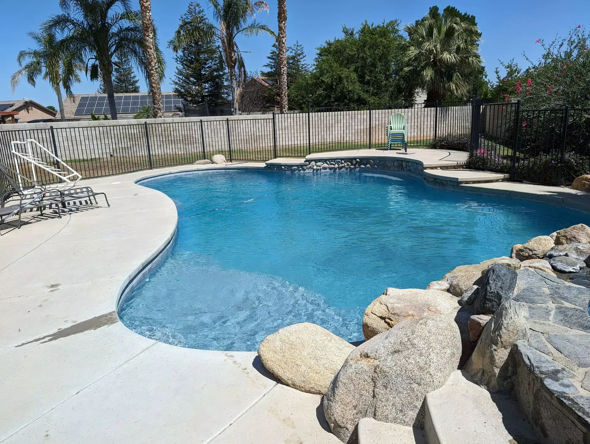 Clean blue pool in Bakersfield CA after weekly pool service by Hurst Pool Service