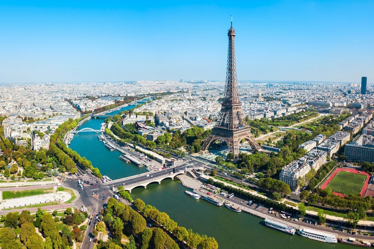 La tour Eiffel à Paris, surplombant la Seine et la ville par une journée claire et ensoleillée.