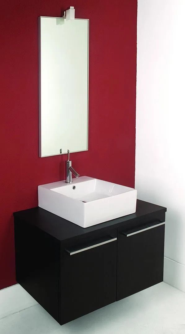 Meuble-lavabo moderne avec armoire noire, lavabo blanc et miroir sur fond de murs rouges et blancs.