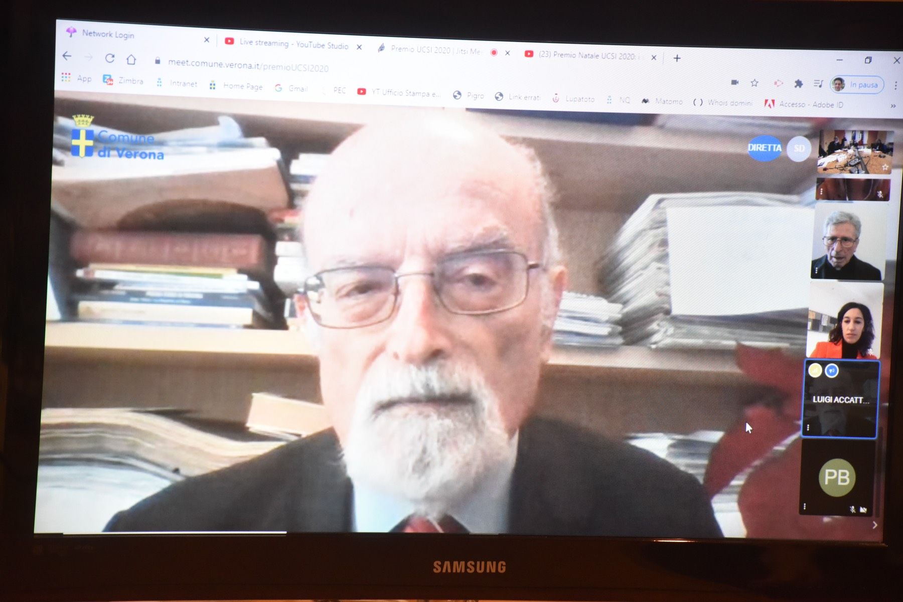Un uomo con gli occhiali e la barba è su un monitor Samsung