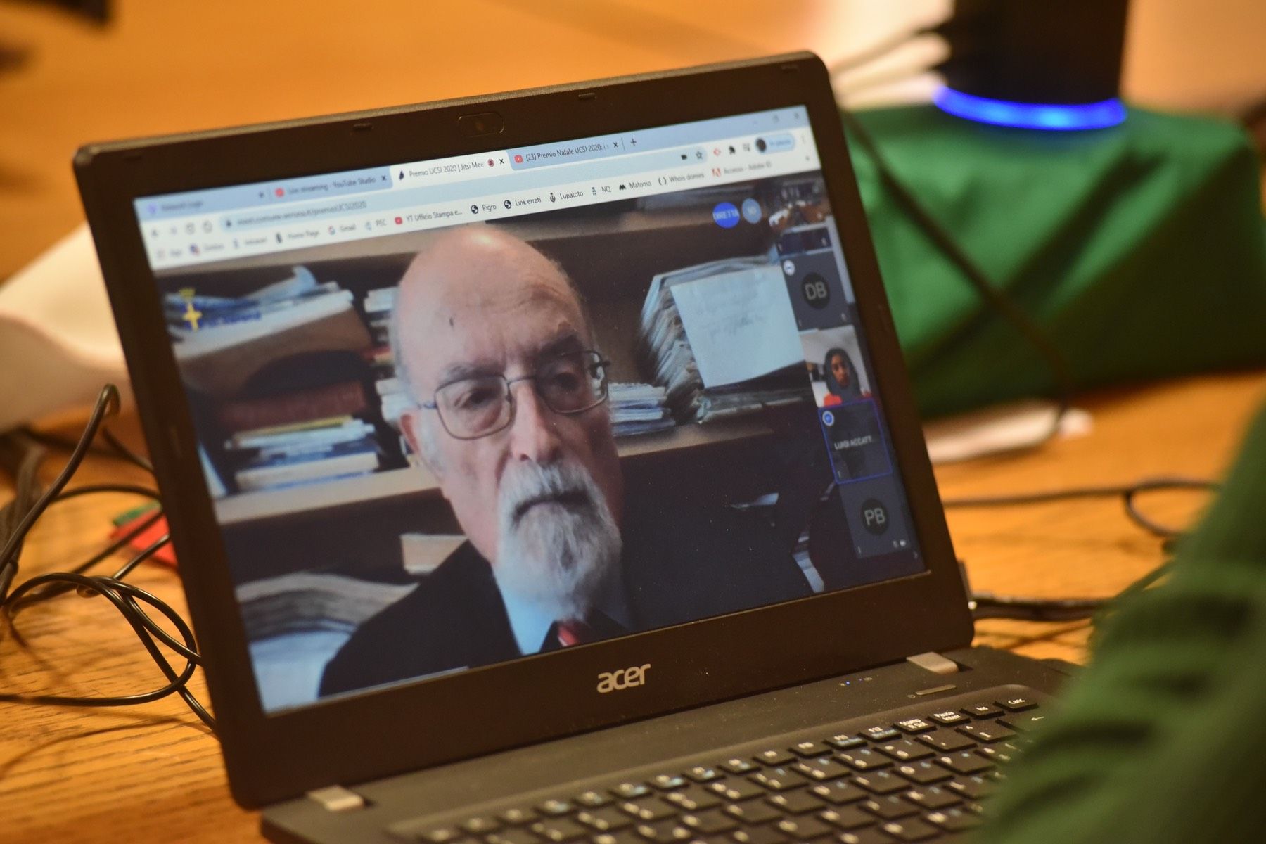 Un uomo con la barba è seduto davanti a un computer portatile acer.