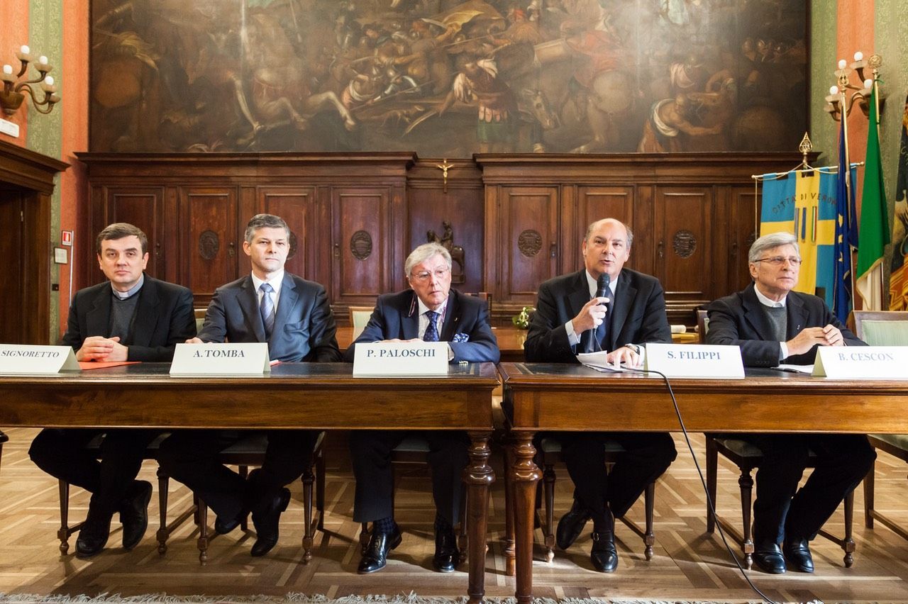 Un gruppo di uomini è seduto a un tavolo in una stanza.