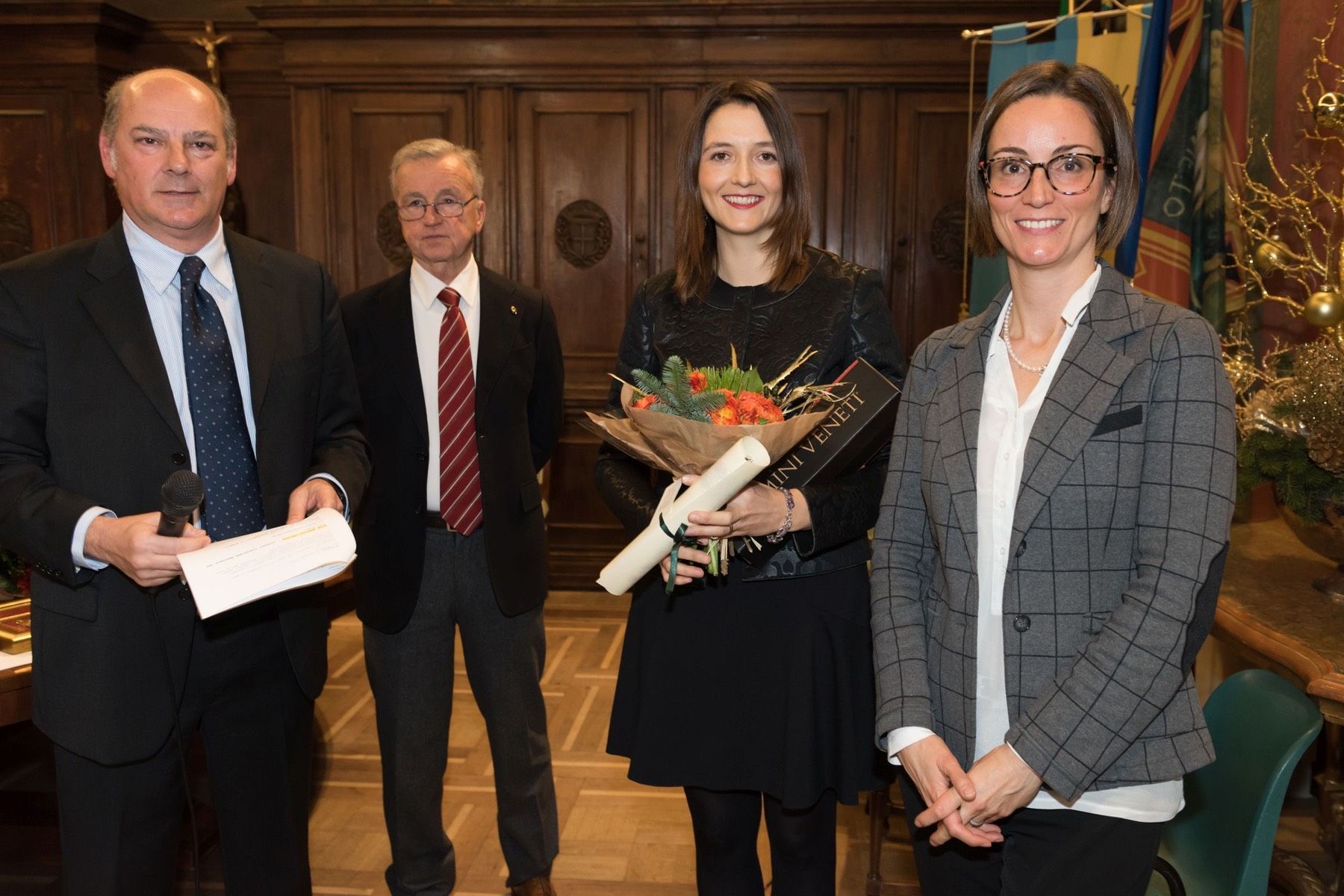 Un gruppo di persone è in piedi uno accanto all'altro in una stanza.