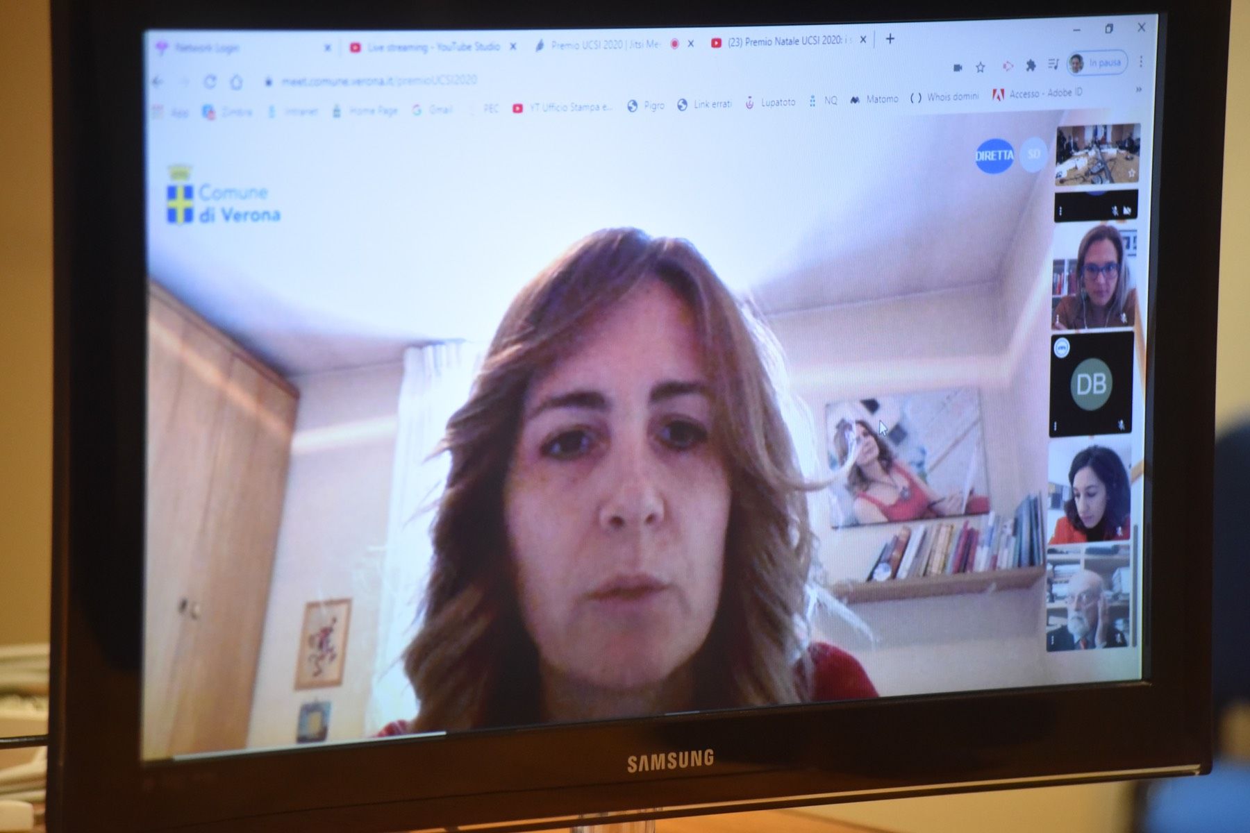 Una donna è impegnata in una videochiamata su una TV Samsung