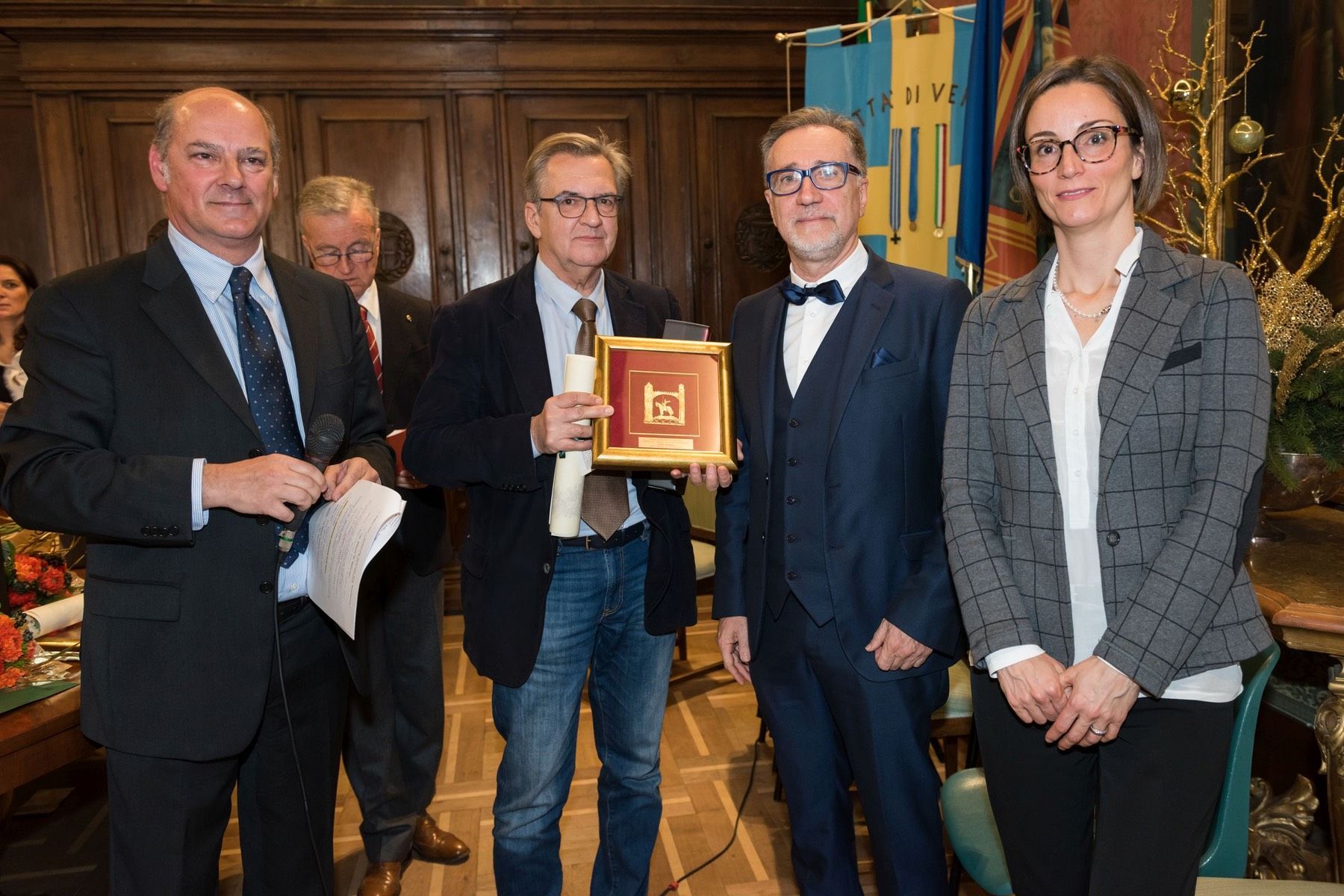 Un gruppo di persone è in piedi uno accanto all'altro in una stanza.