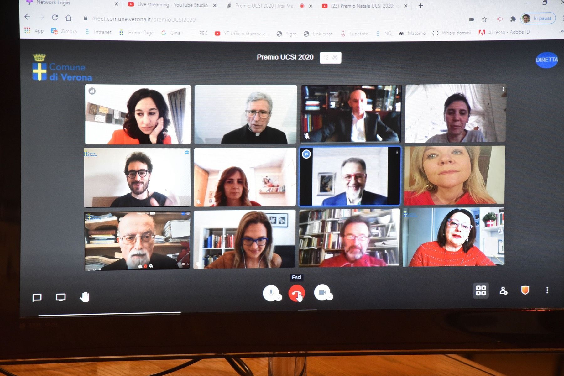 Un gruppo di persone sta effettuando una videochiamata sullo schermo di un computer.