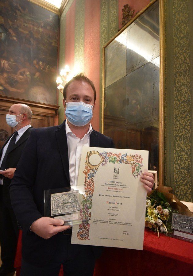 Un uomo che indossa una maschera tiene in mano un certificato in una stanza.