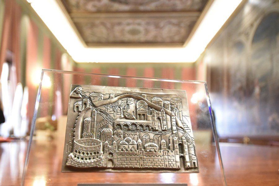 Una teca di vetro con sopra l'immagine di una città