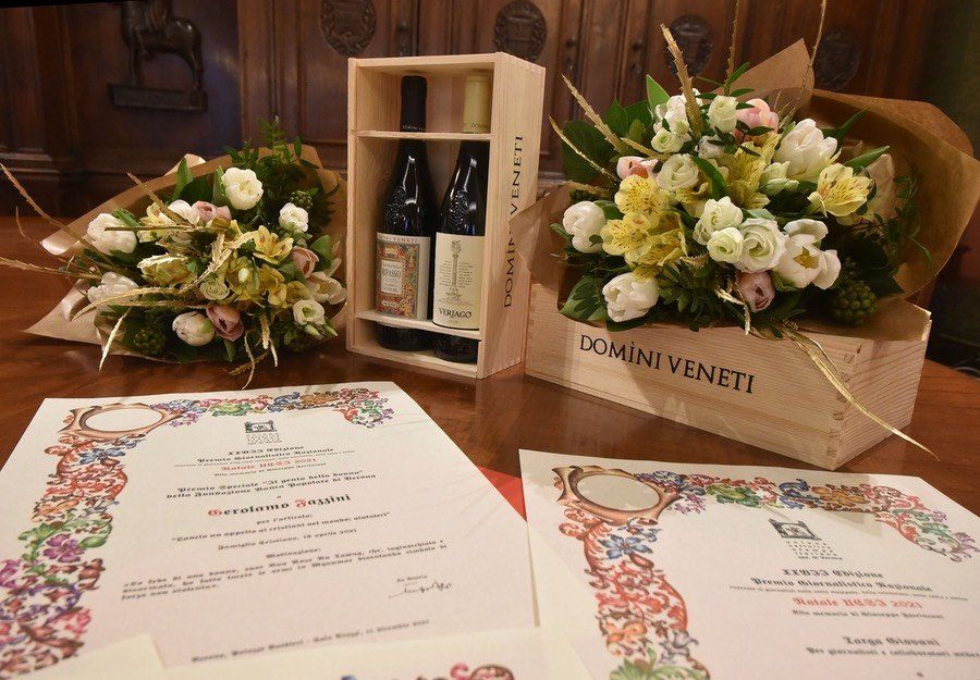 Una scatola di legno con dentro due bottiglie di vino