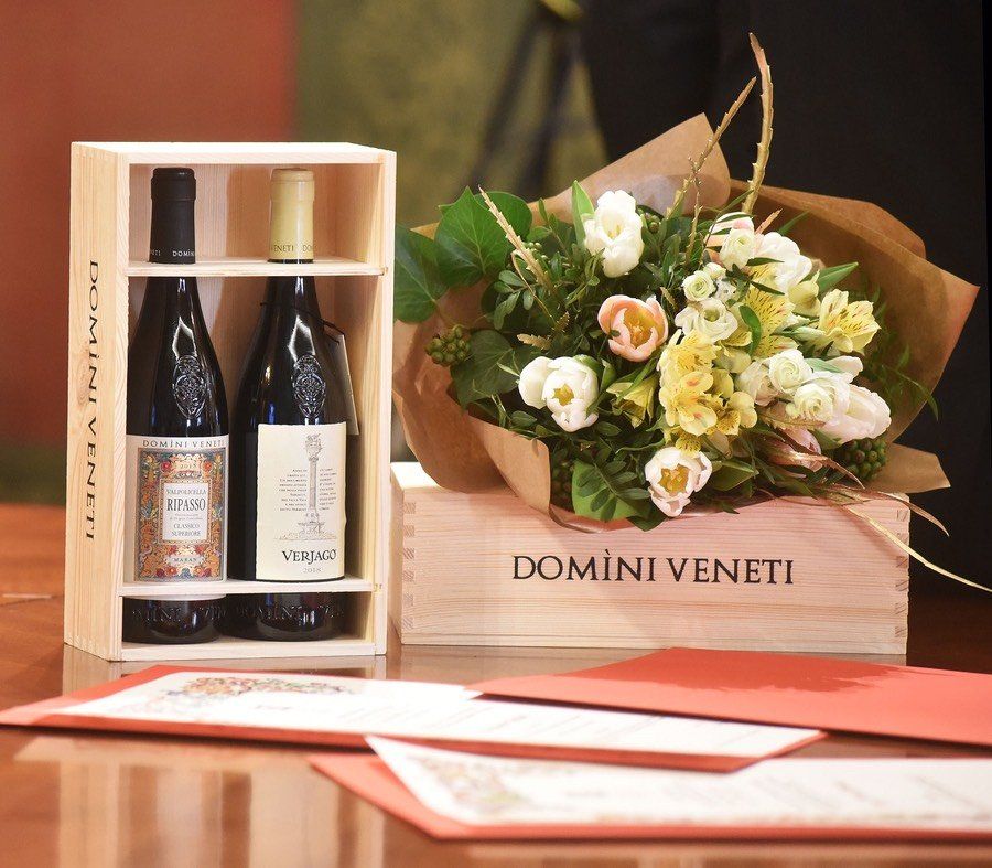 Due bottiglie di vino sono in una scatola di legno con la scritta domini veneti