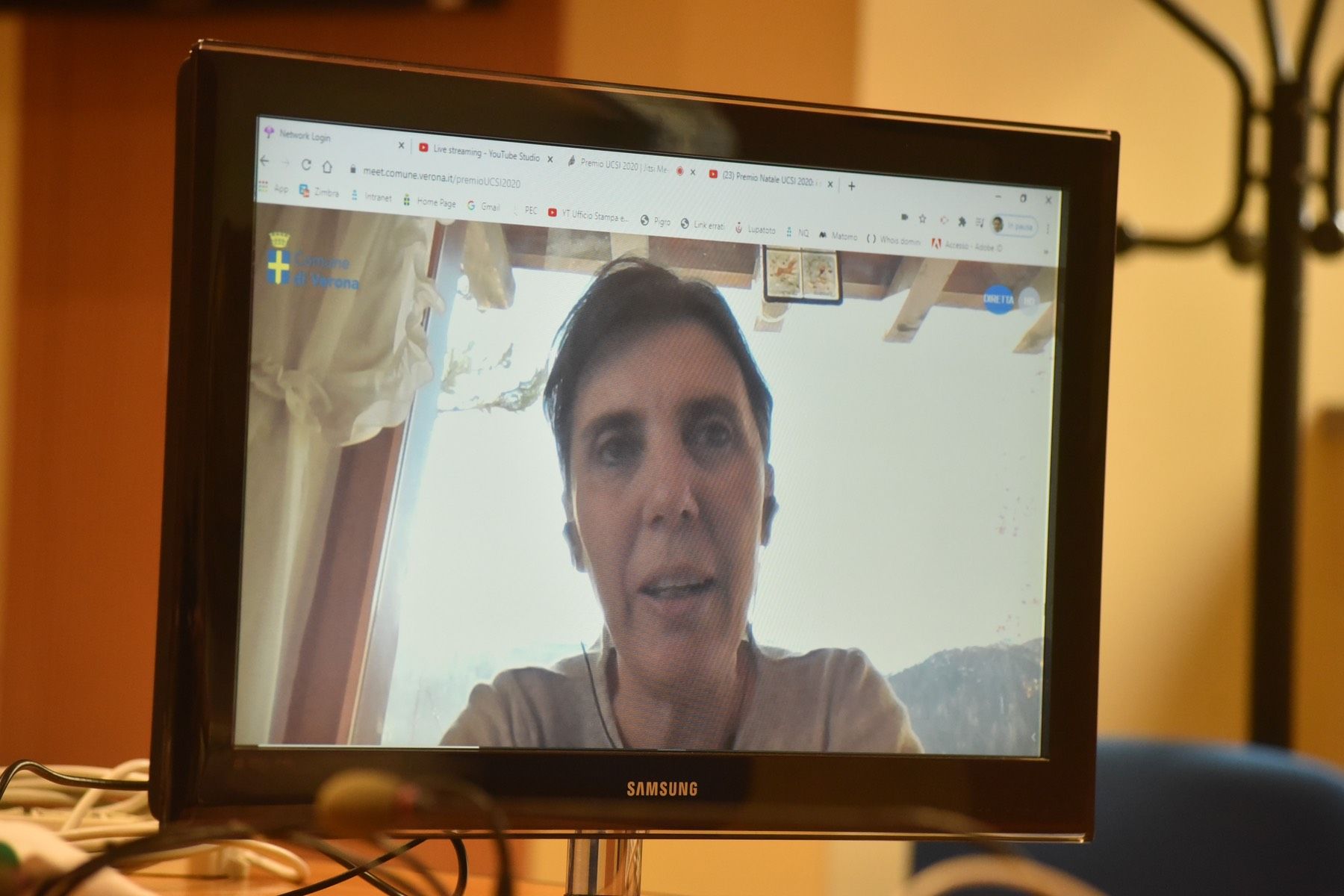 Una donna sta parlando durante una videochiamata su un monitor Samsung