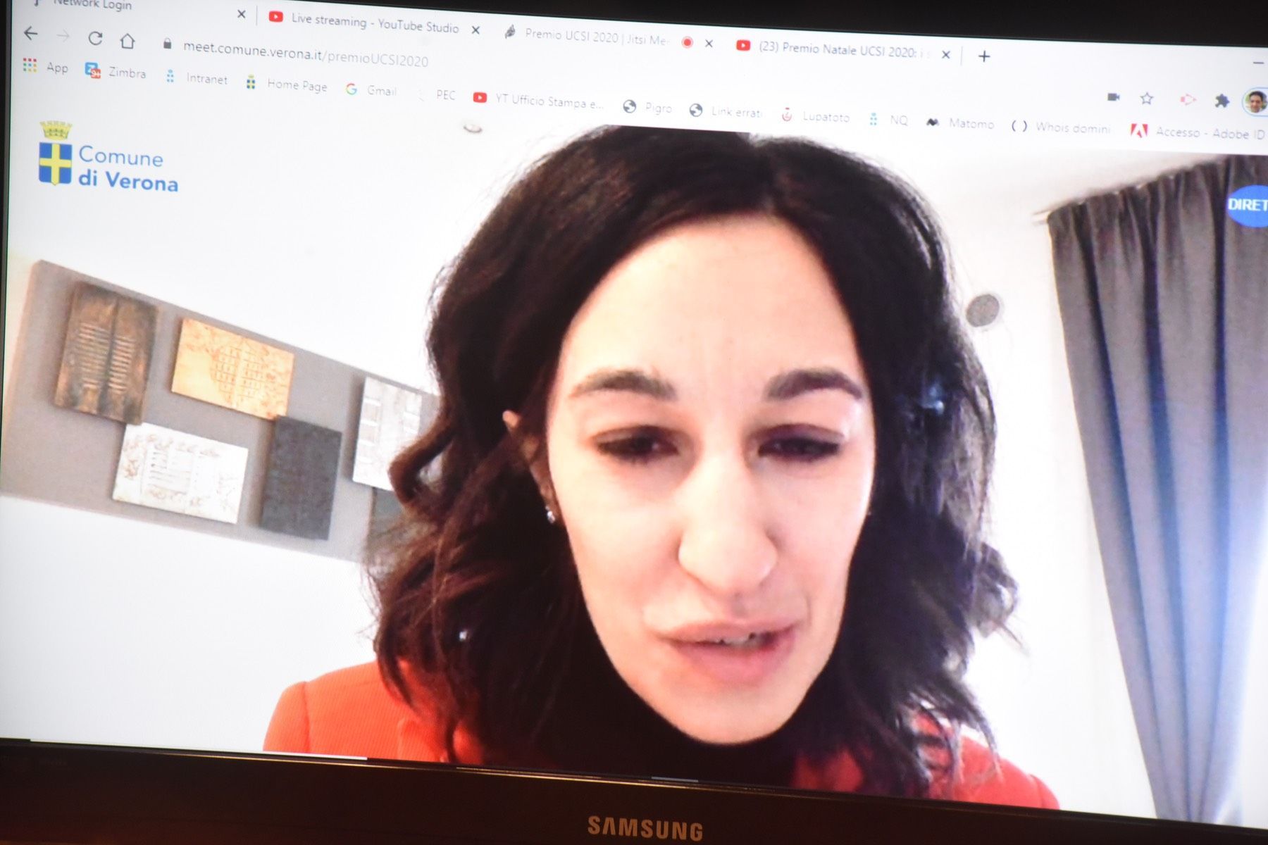 Una donna sta parlando durante una videochiamata su un monitor Samsung