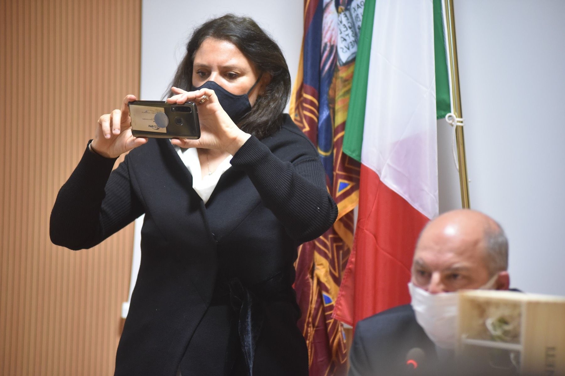 Una donna che indossa una maschera sta scattando una foto di un uomo che indossa una maschera.