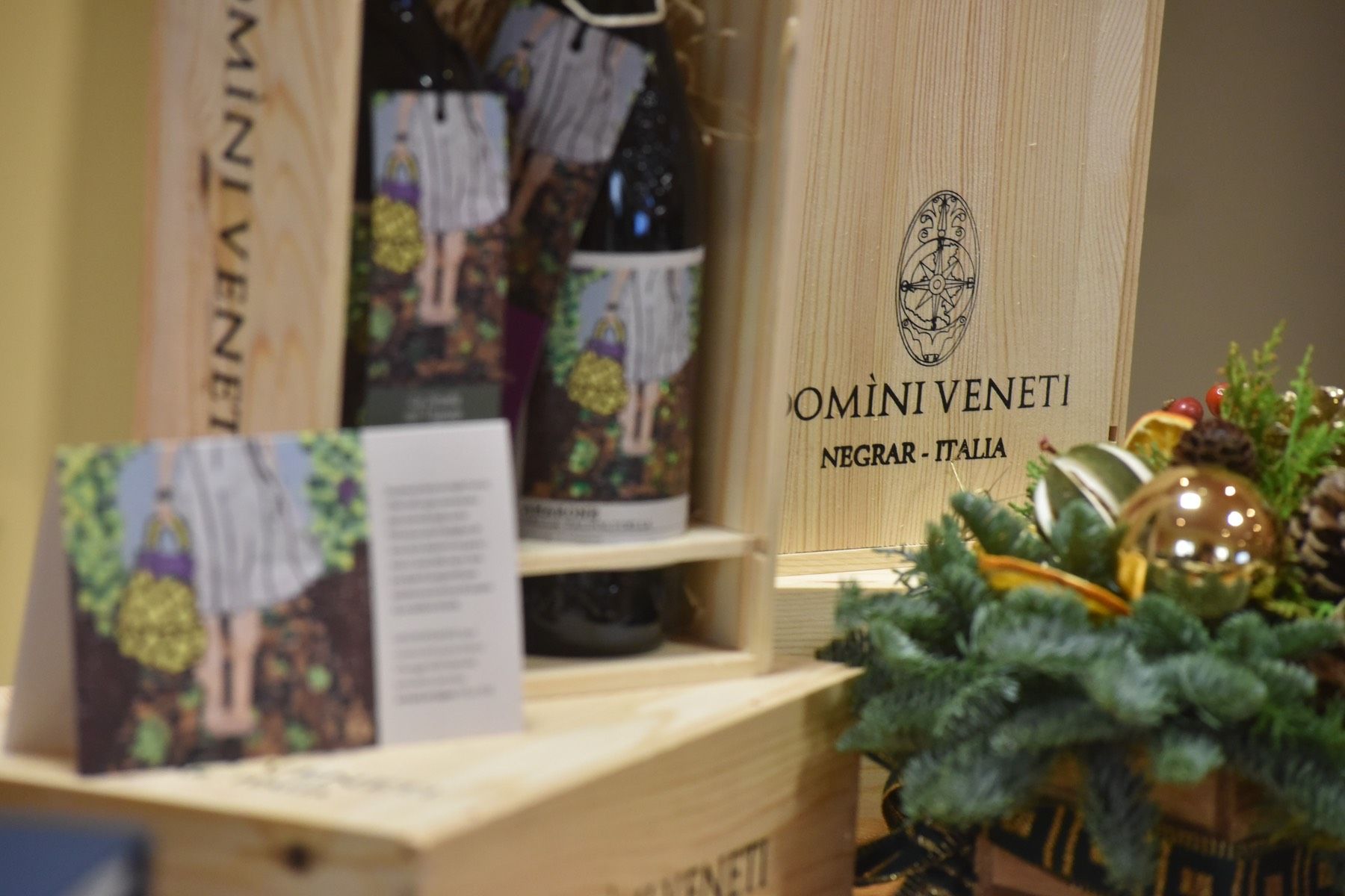 Una bottiglia di vino è posata sopra una scatola di legno.