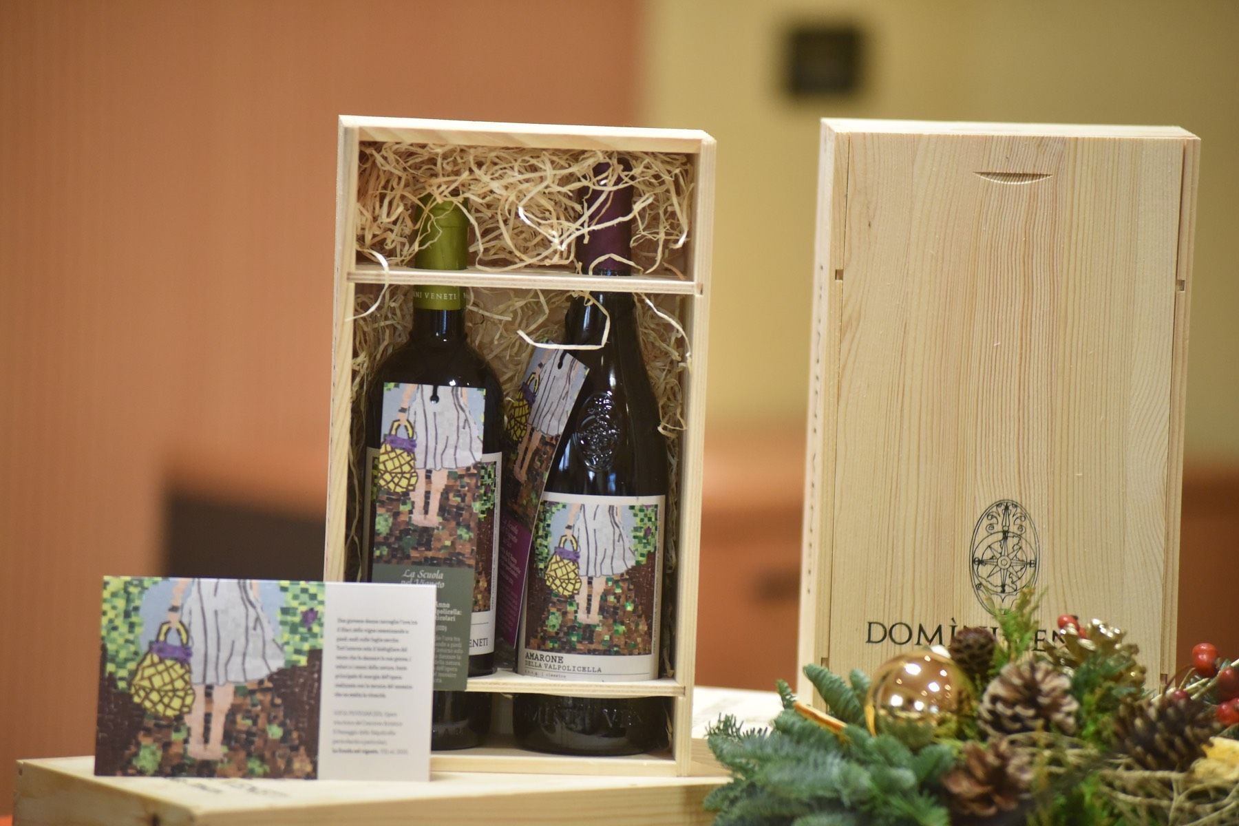Due bottiglie di vino sono in una scatola di legno su un tavolo.