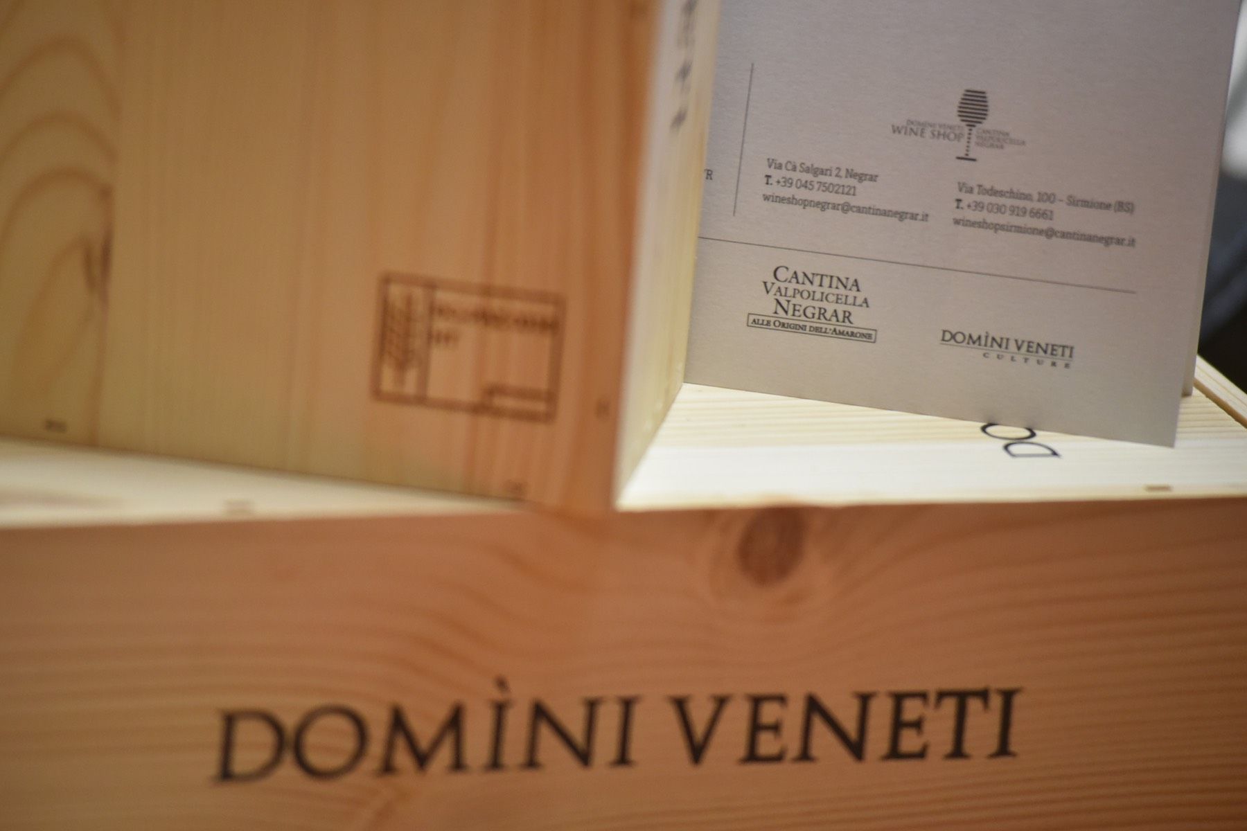 Una scatola di legno con sopra la scritta domini veneti