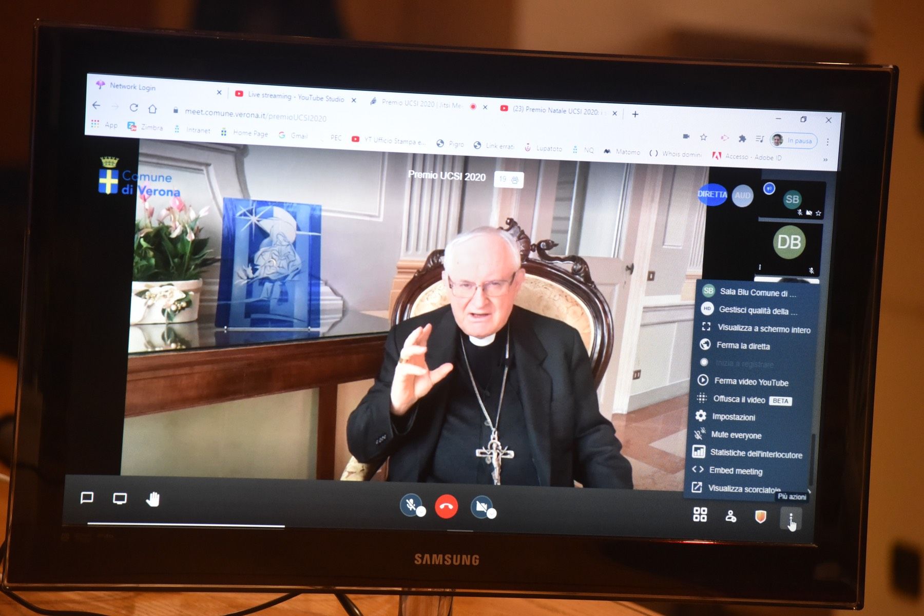Un uomo è seduto su una sedia sullo schermo di un computer.
