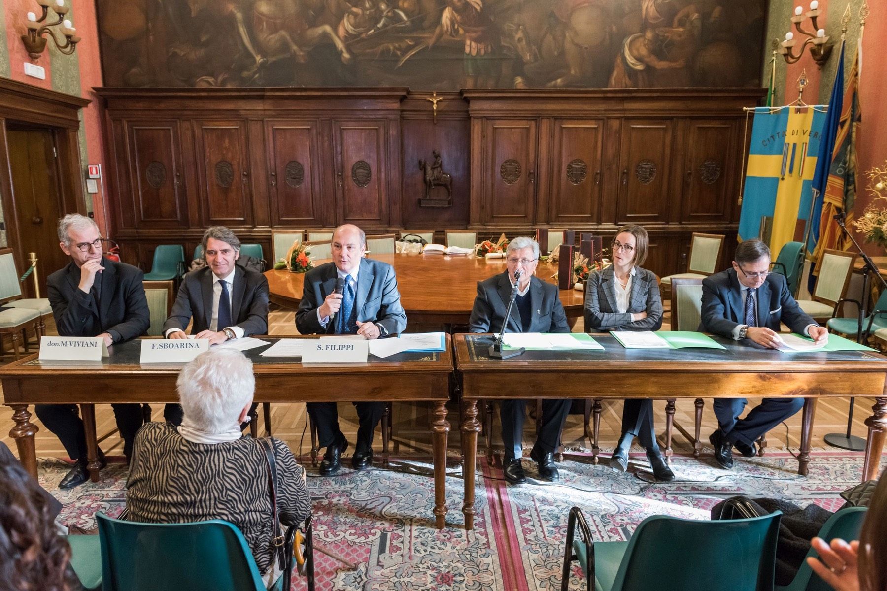 Un gruppo di persone è seduto a un tavolo in una stanza.
