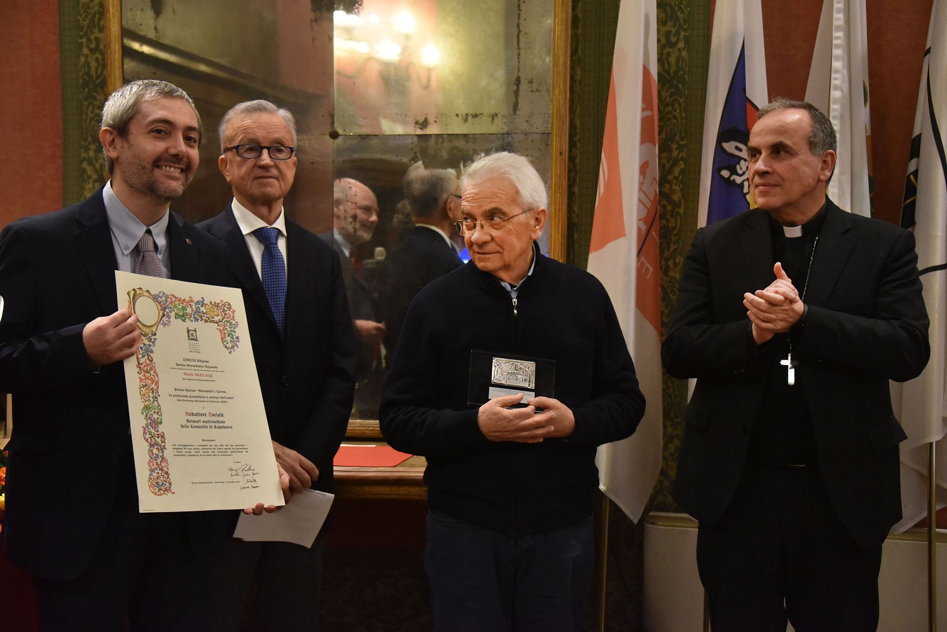 Un gruppo di uomini è in piedi uno accanto all'altro con in mano un certificato.