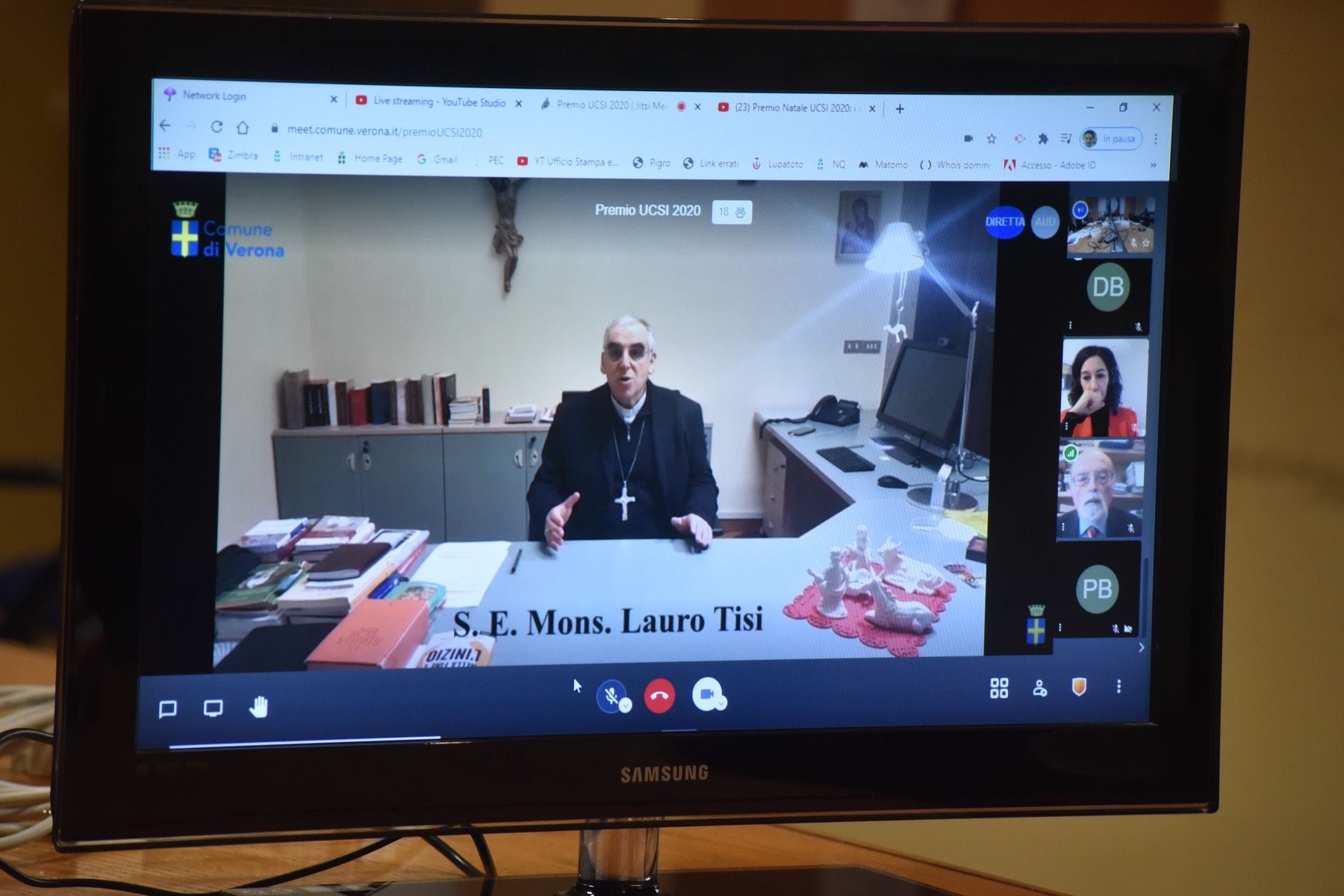 Un uomo è seduto alla scrivania davanti allo schermo di un computer.