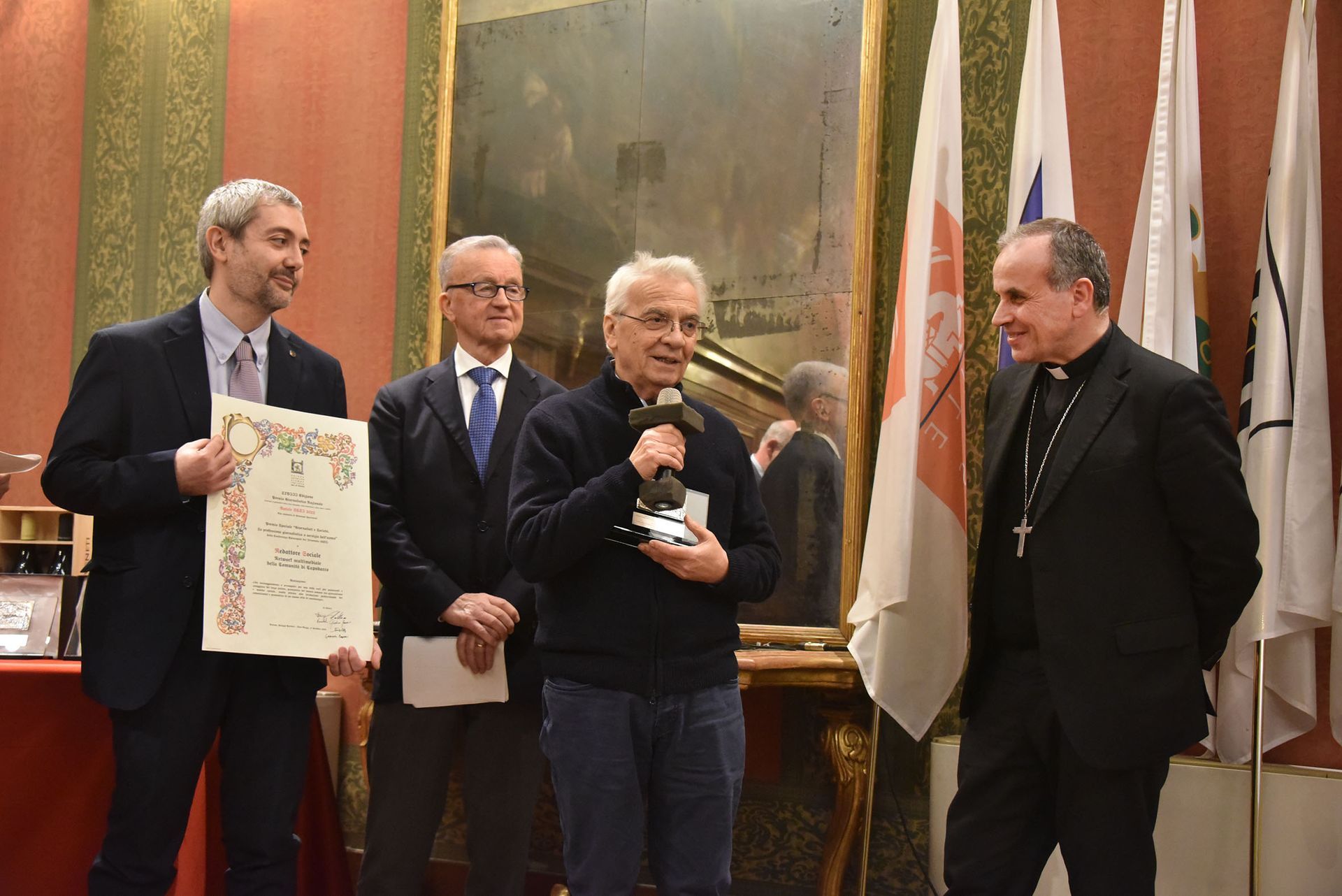 Un gruppo di uomini è in piedi uno accanto all'altro in una stanza.