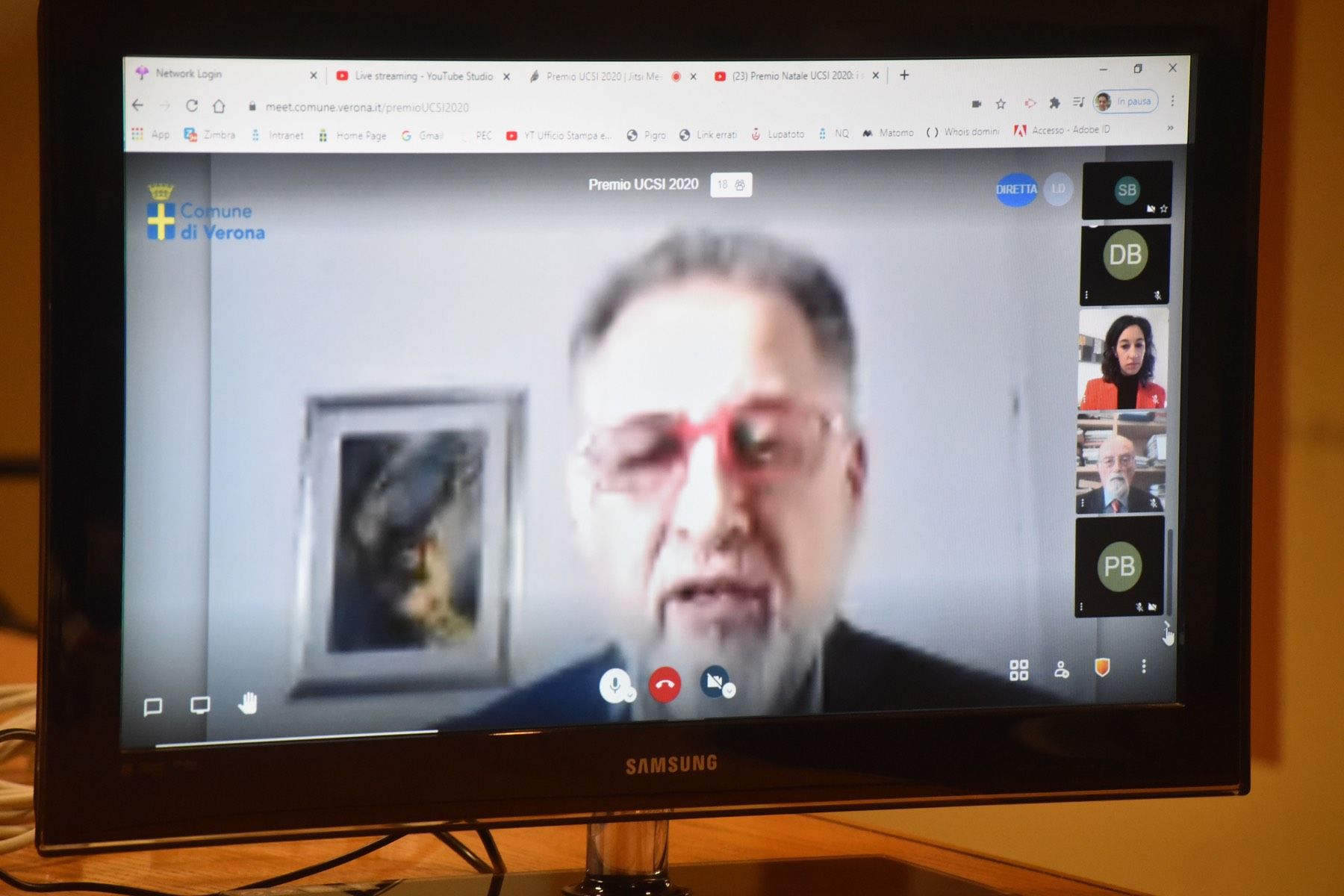 Un uomo sta parlando durante una videochiamata su un monitor Samsung.