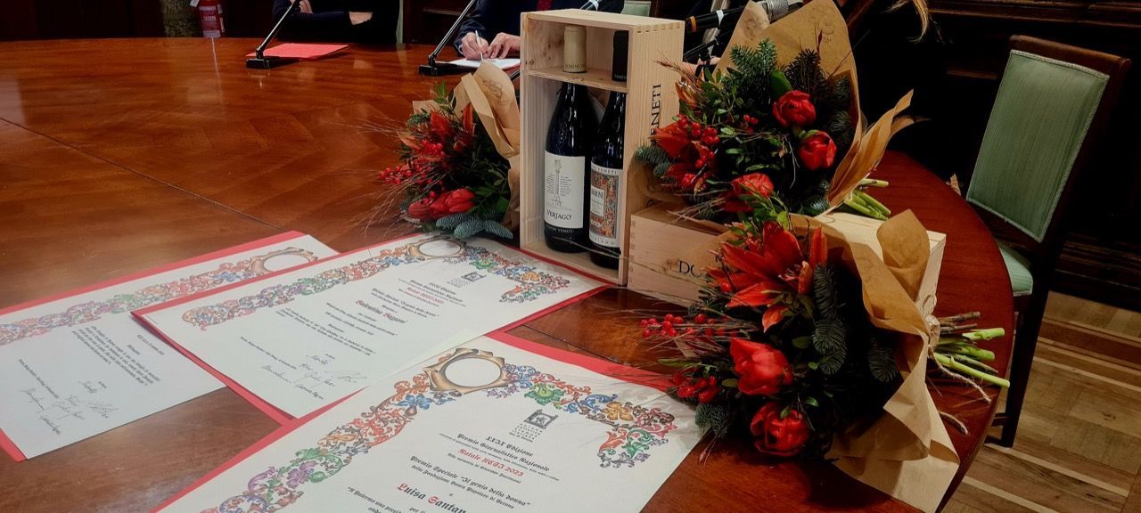 Un tavolo con fiori e bottiglie di vino sopra.