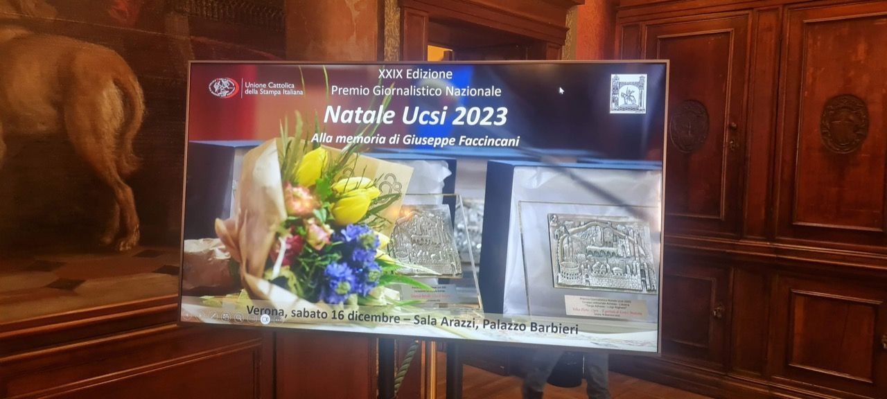 Un grande schermo mostra un'immagine di fiori su un supporto.