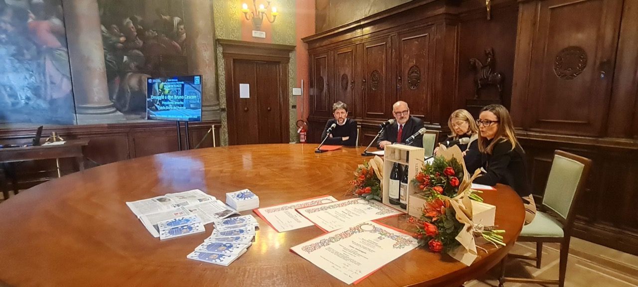 Un gruppo di persone è seduto attorno a un tavolo in una stanza.