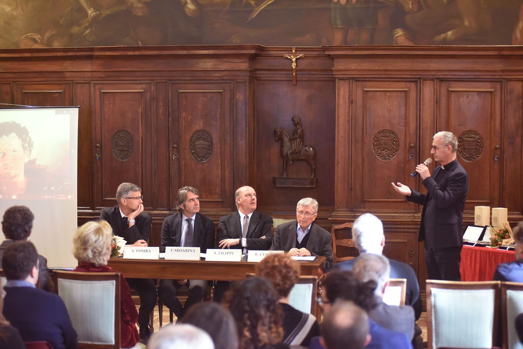 Un uomo sta facendo una presentazione a un gruppo di persone